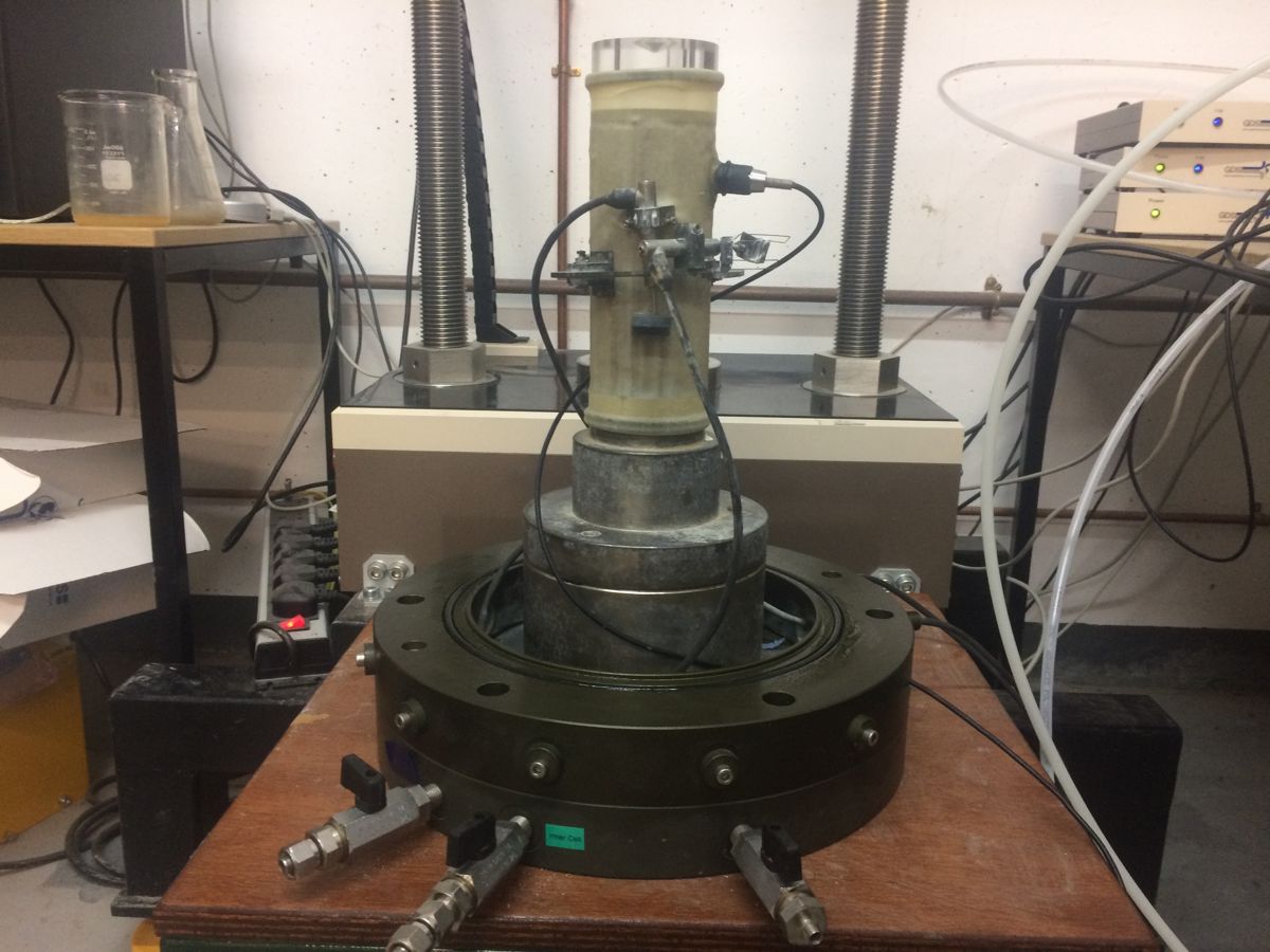 Laboratory test apparatus with a soil specimen cell and sensors